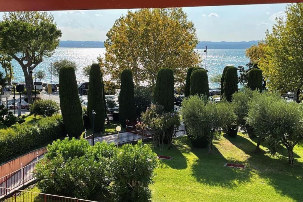 Arcave Luxury Apartment Sirmione Bagian luar foto